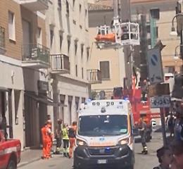 Accusa un malore in casa, intervengono i vigili del fuoco per calarlo dal balcone