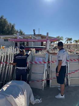 Occupazione abusiva dell'arenile, sequestrati ombrelloni e sdraio