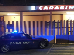 Ruba un'auto e va a casa della ex, aggredisce la donna e il figlio: arrestato