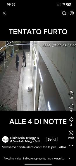 Tre banditi col volto coperto tentano il furto in gioielleria