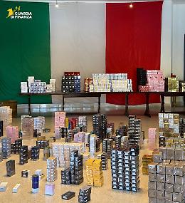 La Finanza scopre un centro di stoccaggio di profumi contraffatti