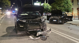Frontale tra auto nel centro del borgo, due feriti in codice rosso