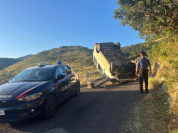Auto si ribalta in curva, il bilancio è di cinque persone ferite