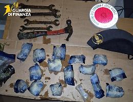 Un chilo di cocaina nascosta in mare: l'operazione della Finanza