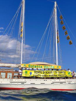 Traversata di Goletta Verde  con uno striscione che chiede l’istituzione di un parco marino 