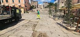 Terracina, Piazza Municipio imbrattata con gessi colorati