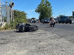 Doppio incidente sulla Nettunense: moto contro auto, poi un camion travolge un soccorritore