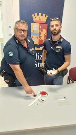 Scappa alla vista dei poliziotti, trovato con l'hashish