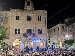 Botte nella notte tra ragazzi