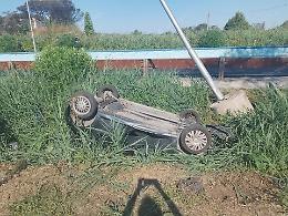 Incidente in viale Pennacchi, auto in un fosso: due feriti