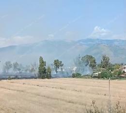 Incendio in via di Tor Tre Ponti lambisce le case