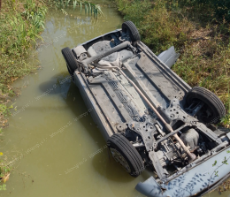 Incidente stradale, auto nel canale: due feriti