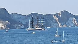 Ponza,  in porto la barca di Brad Pitt