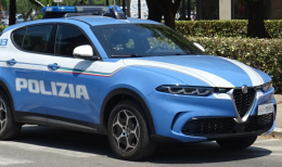 Corse clandestine nel parcheggio di un centro commerciale: la polizia sequestra un'auto