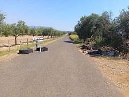 Rimossi i rifiuti dal centro della carreggiata, riaperta via Giannottola 