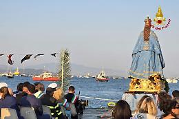 Processione in mare per la festa della Madonna di Porto Salvo, vigili del fuoco in prima linea per la sicurezza