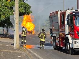 Cede la conduttura del gas, scoppia un incendio in strada