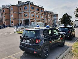 Raptus di follia di una madre, rompe un braccio al figlio di un anno