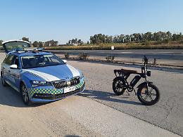 Viaggiava sulla Pontina con l'e-bike truccata, scatta il sequestro