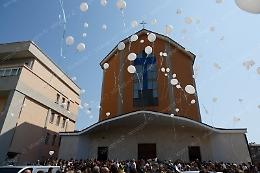 Palloncini bianchi, un aereo e le lacrime per salutare Federico