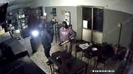 I ladri tornano nel bar dopo venti giorni, ma il colpo riesce a metà 