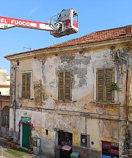Tetto a rischio crollo, paura in pieno centro