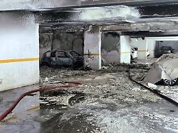 Paura per un'auto in fiamme nel garage, condominio evacuato alle Vele
