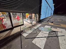 Furto con l'auto ariete nel supermercato, i ladri portano via la cassaforte