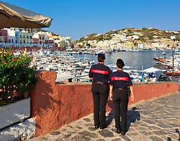 Controlli straordinari dei Carabinieri a Ponza: imbarcazioni e locali nel mirino