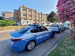 Portato in ospedale in stato di agitazione aggredisce soccorritori e un infermiere 