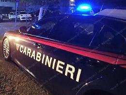 Picchiato e lasciato privo di sensi accanto a un cassonetto 