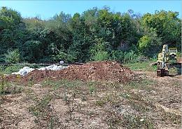 Provano a smaltire illegalmente i rifiuti interrandoli in una buca, sequestro nell'azienda agricola 