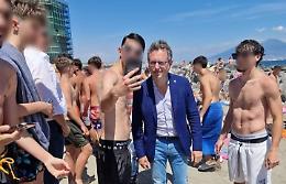 La spiaggia di Sant’Agostino stravolta da ombrelloni abusivi