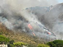Incendio a Sperlonga, bruciano le montagne
