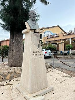 Cade una saetta, danneggiata la statua di Ruggero Brandetti a Campoverde