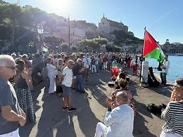 Solidarietà a Gaza, dalla banchina Caboto messaggi di pace in bottiglia