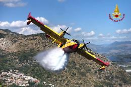 Incendio boschivo a Terracina, elicotteri in azione al Tempio di Giove Anxur