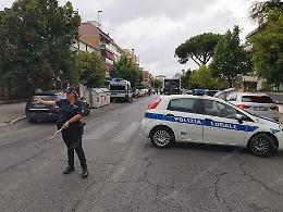 Carambola in centro, scontro tra due auto e un autobus