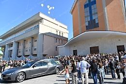 Una folla ai funerali della studentessa del Majorana