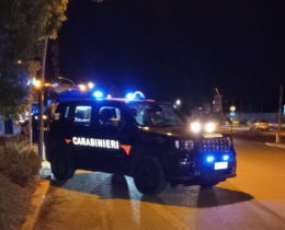 Discutono per il parcheggio, gli buca le gomme dell'auto: denunciato 60enne
