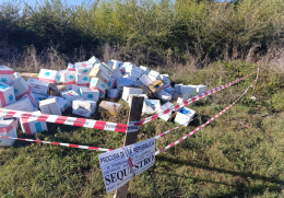 La Polizia Locale sequestra centinai di scatole di cornetti surgelati abbandonati in via Chienti