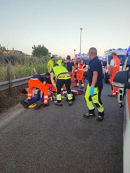 Investito da un'auto, gli agenti trovano la droga nella scarpa