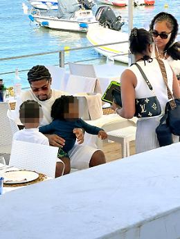 Il calciatore della Roma Leon Bailey si rilassa a Ponza: pranzo di mare al Rifugio dei Naviganti