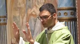Terracina, raccolta firme e appello al vescovo: tutti contro il trasferimento di don Fabrizio Cavone