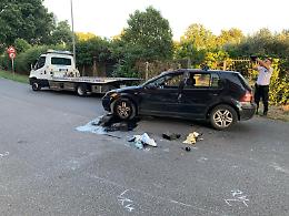 Paura su via Monti Lepini: Golf si ribalta dopo l’impatto con un palo