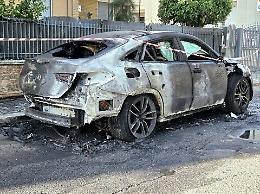 Misterioso incendio all'alba, distrutto un suv in centro

