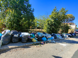Cumuli di rifiuti in strada: i residenti lanciano l’allarme