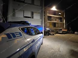 Tensione alle Arlecchino, bottiglie di vetro contro le pattuglie e fiamme 
