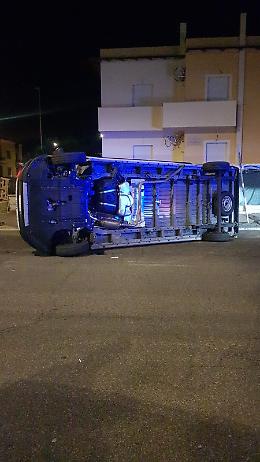 Furgone che trasporta cornetti e dolci si ribalta in centro 