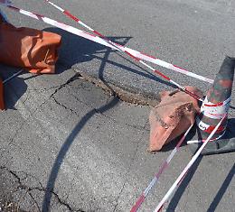 Cede la strada in via dei Giardini, interviene la Polizia Locale 

